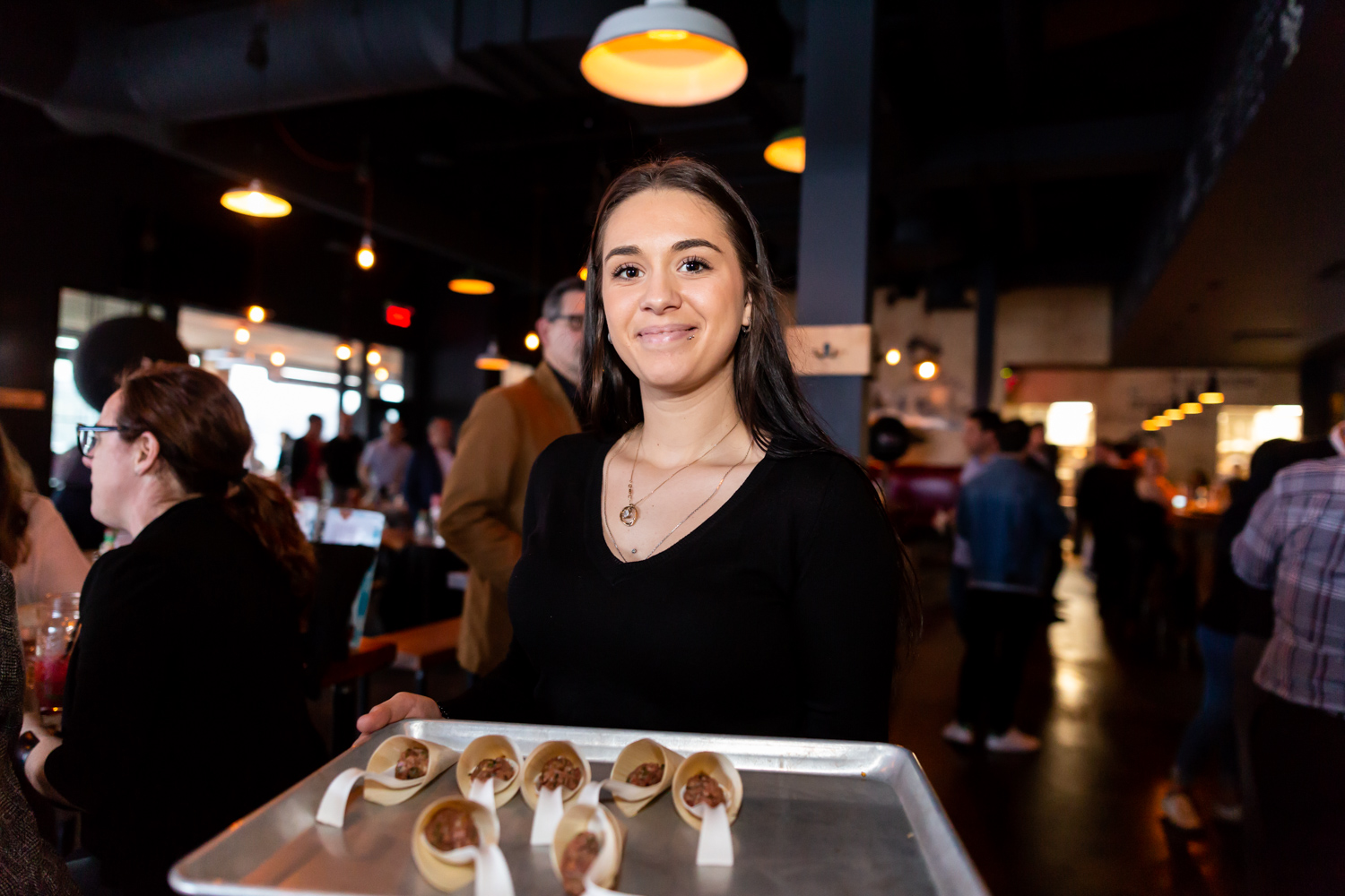 Immenses cocktails et bar à fruits de mer pour l'ouverture du Mile Public House à Laval (PHOTOS)