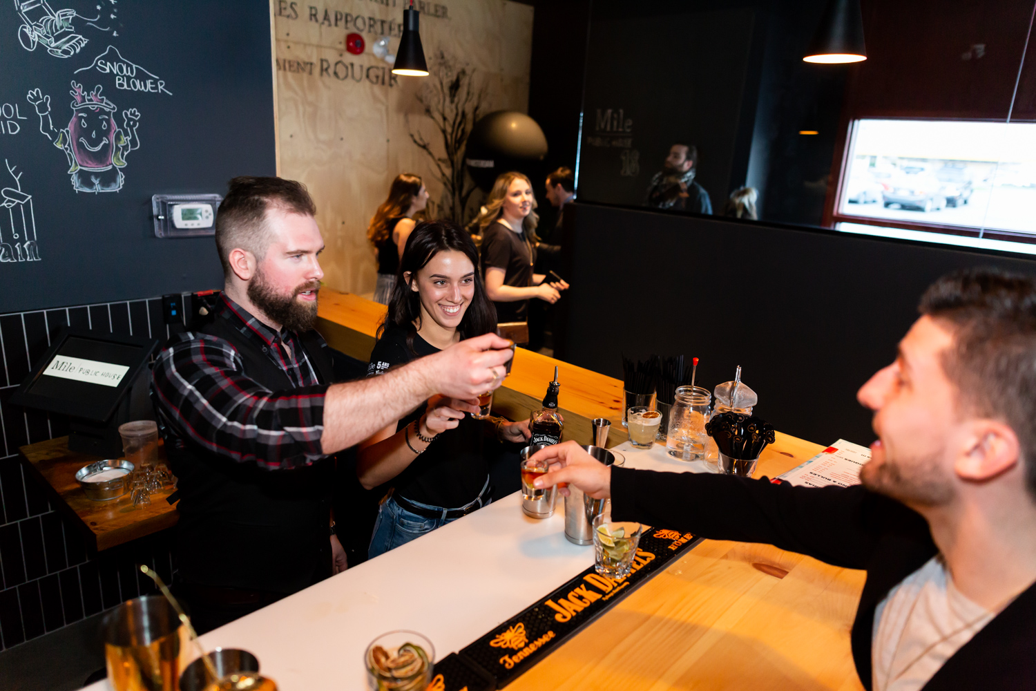 Immenses cocktails et bar à fruits de mer pour l'ouverture du Mile Public House à Laval (PHOTOS)