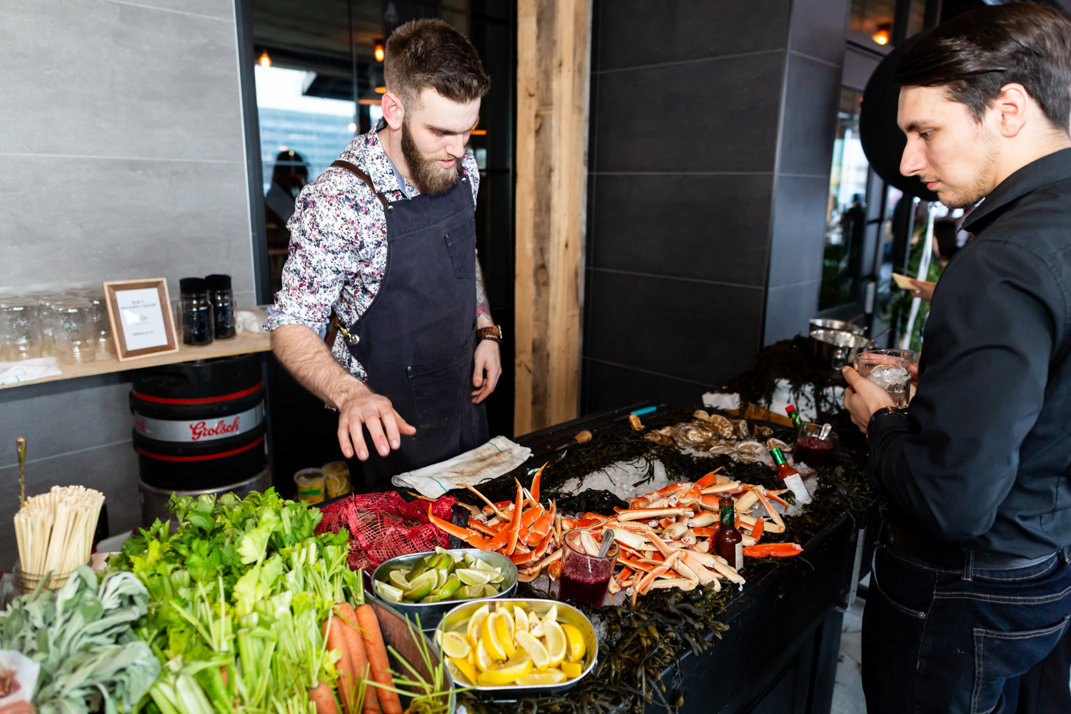Immenses cocktails et bar à fruits de mer pour l'ouverture du Mile Public House à Laval (PHOTOS)