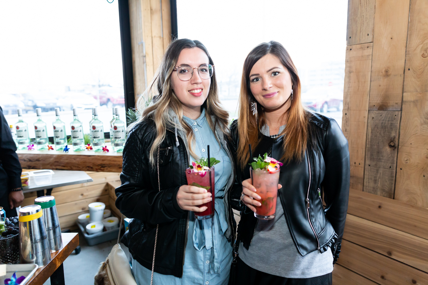 Immenses cocktails et bar à fruits de mer pour l'ouverture du Mile Public House à Laval (PHOTOS)