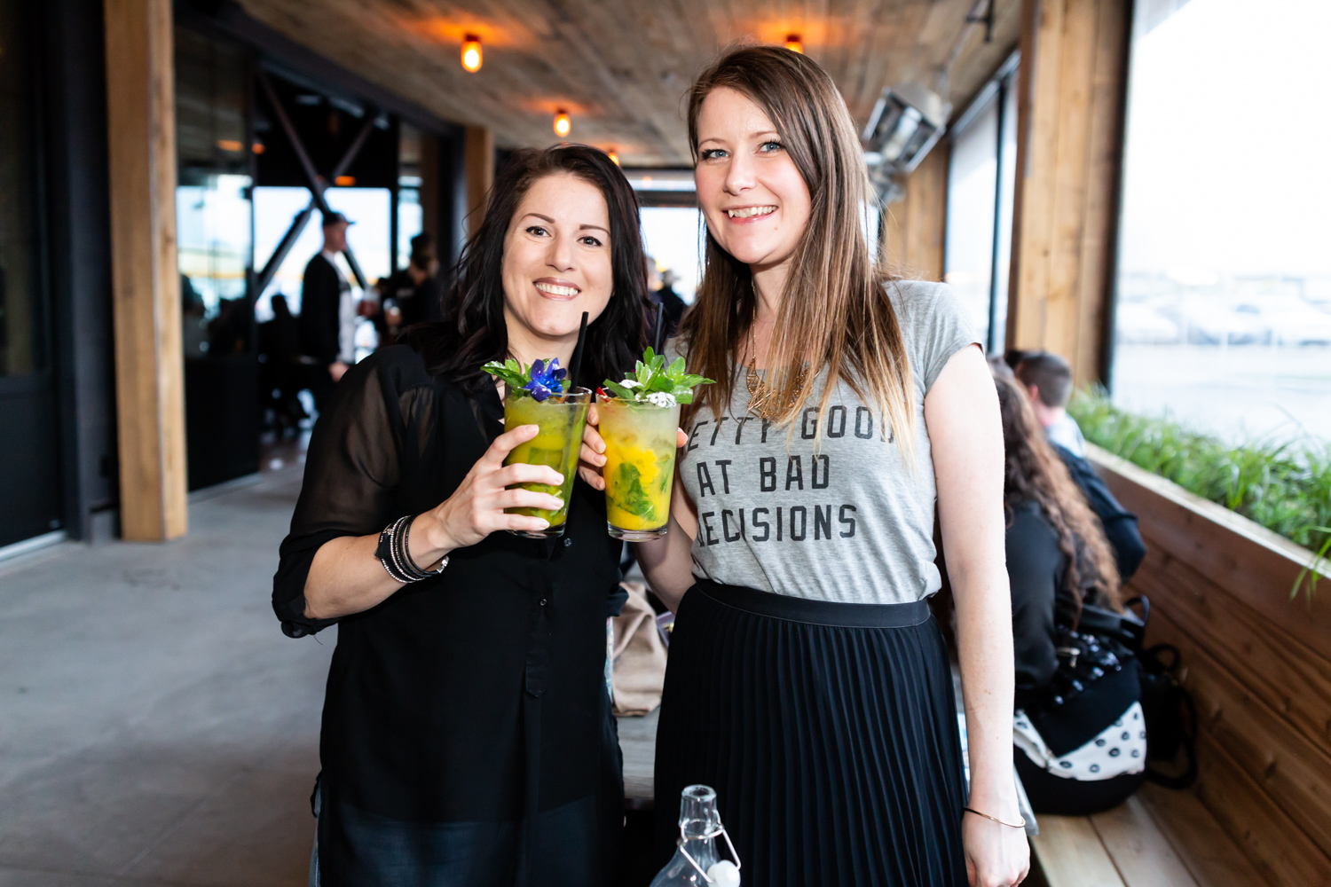 Immenses cocktails et bar à fruits de mer pour l'ouverture du Mile Public House à Laval (PHOTOS)
