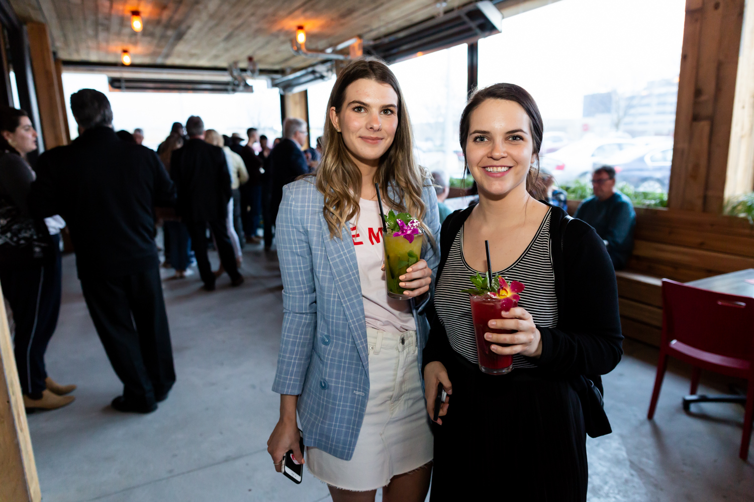 Immenses cocktails et bar à fruits de mer pour l'ouverture du Mile Public House à Laval (PHOTOS)