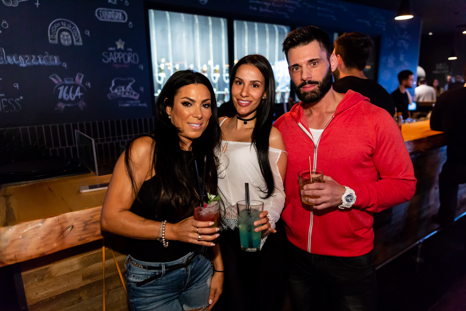 Immenses cocktails et bar à fruits de mer pour l'ouverture du Mile Public House à Laval (PHOTOS)