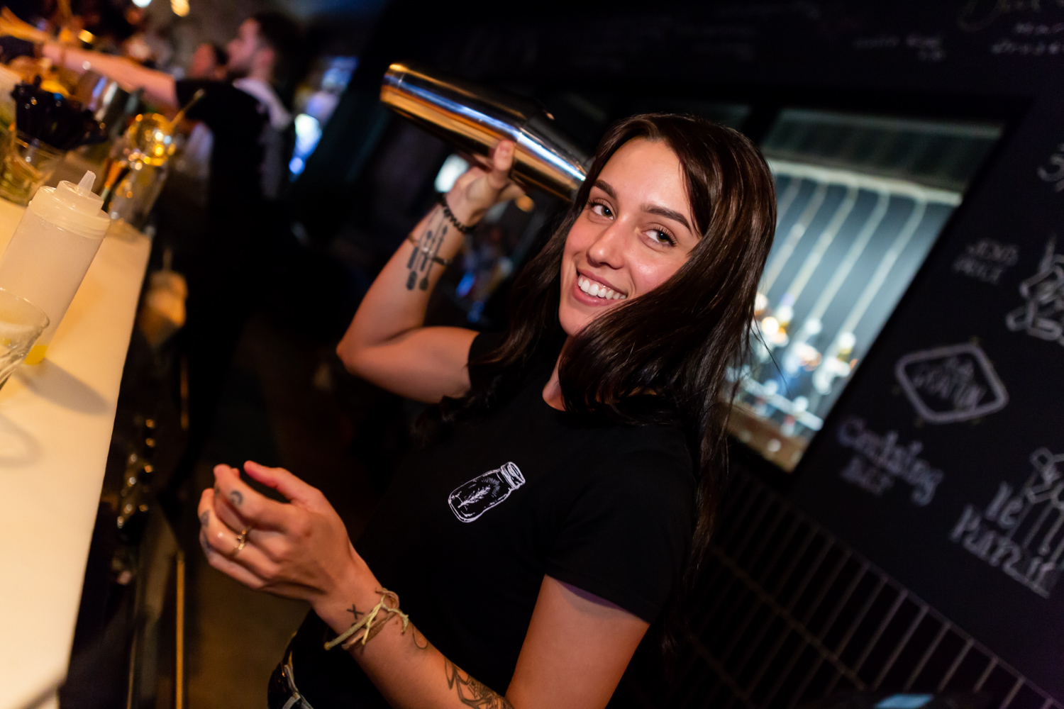 Immenses cocktails et bar à fruits de mer pour l'ouverture du Mile Public House à Laval (PHOTOS)