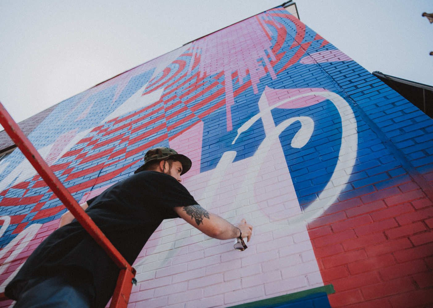 Marc Sirus a conçu une magnifique murale sur St-Laurent en partenariat avec Reebok