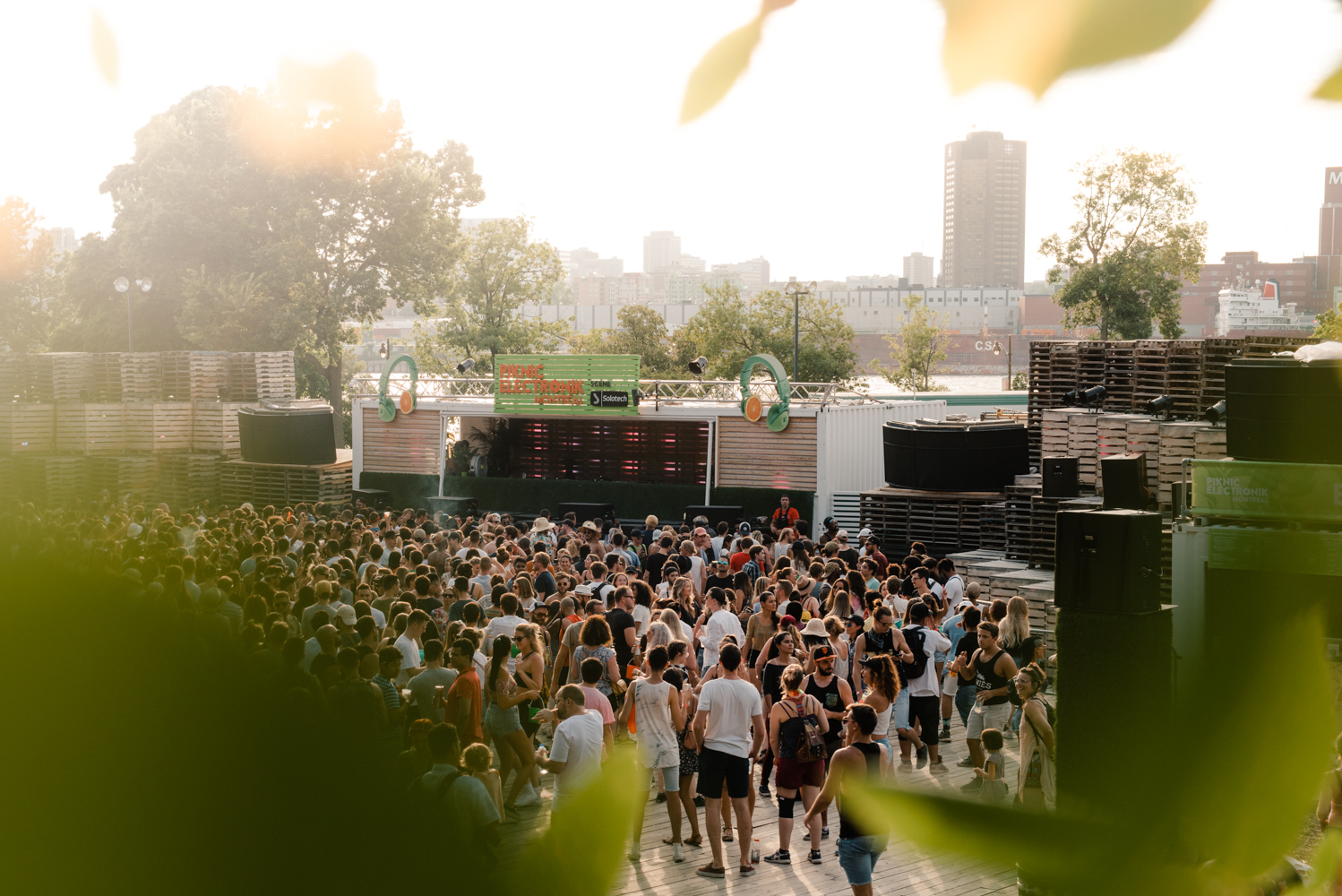 Plein de beau monde sur le party pour le Piknic Électronik x Ton Barbier! (PHOTOS)
