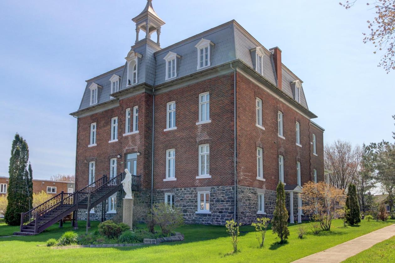 890 000$ pour un incroyable presbytère rénové avec 31 pièces? C'est possible! (PHOTOS)