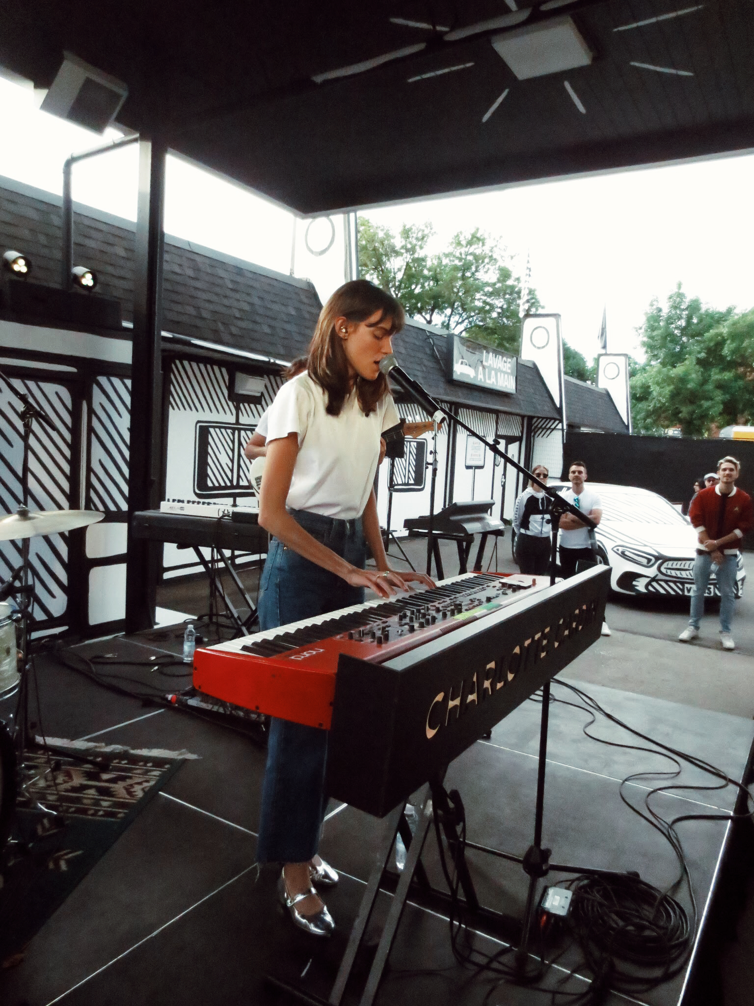 Charlotte Cardin en concert privé dans le lave-auto de MURAL par Joshua Vides (PHOTOS)