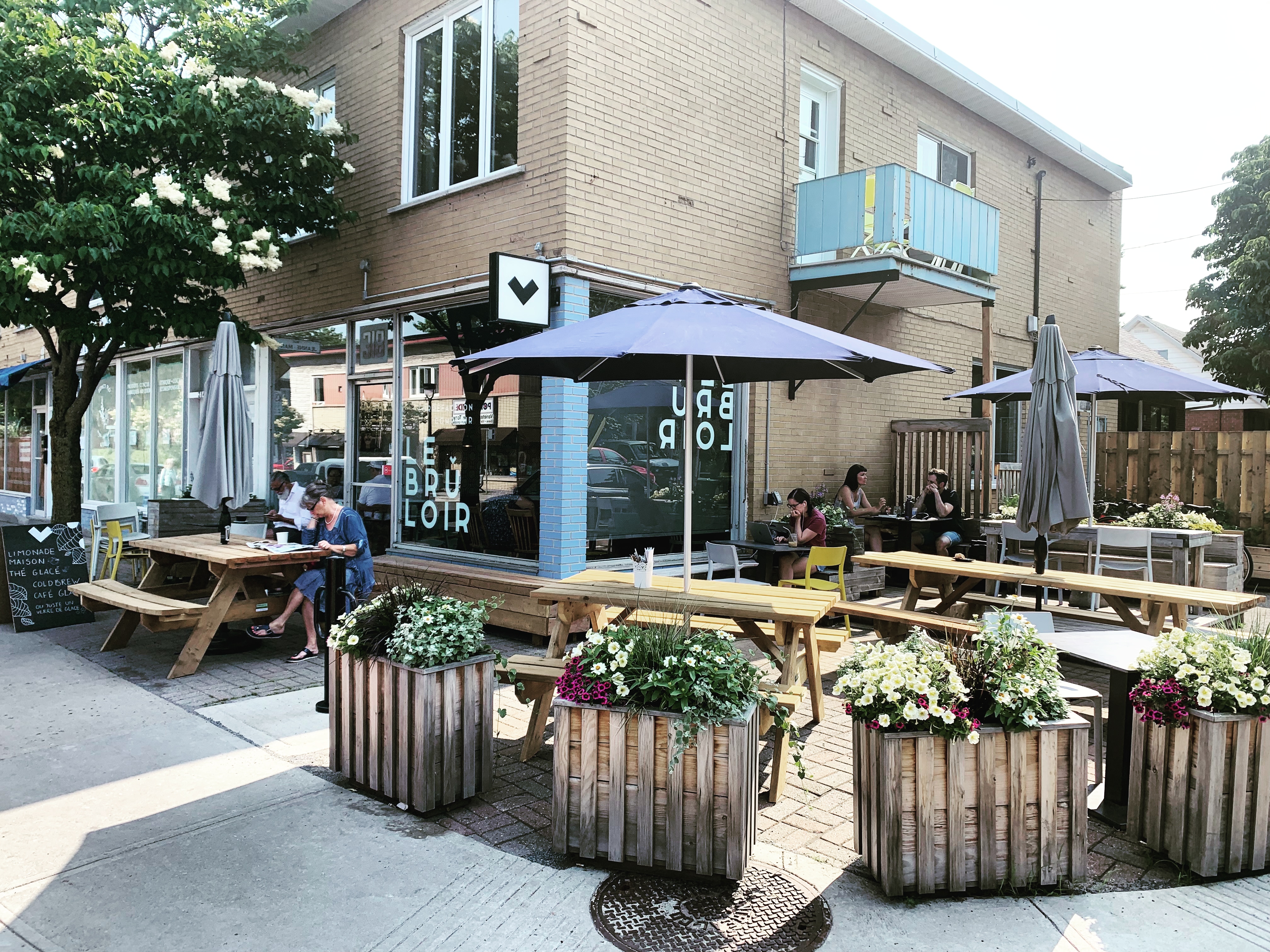 Le Brûloir est le nouveau café d'Ahunstic avec une super terrasse qu'il faut visiter!