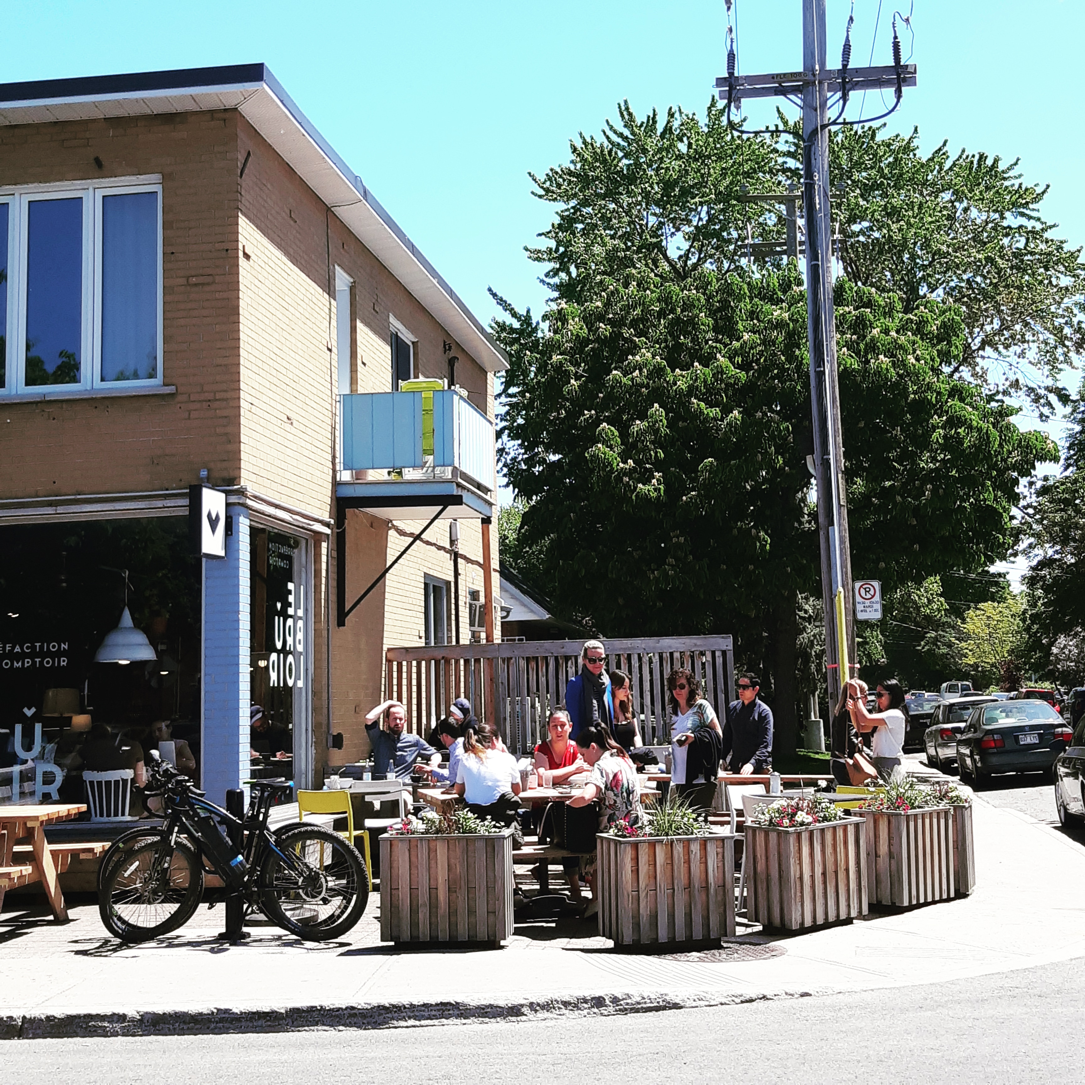 Le Brûloir est le nouveau café d'Ahunstic avec une super terrasse qu'il faut visiter!
