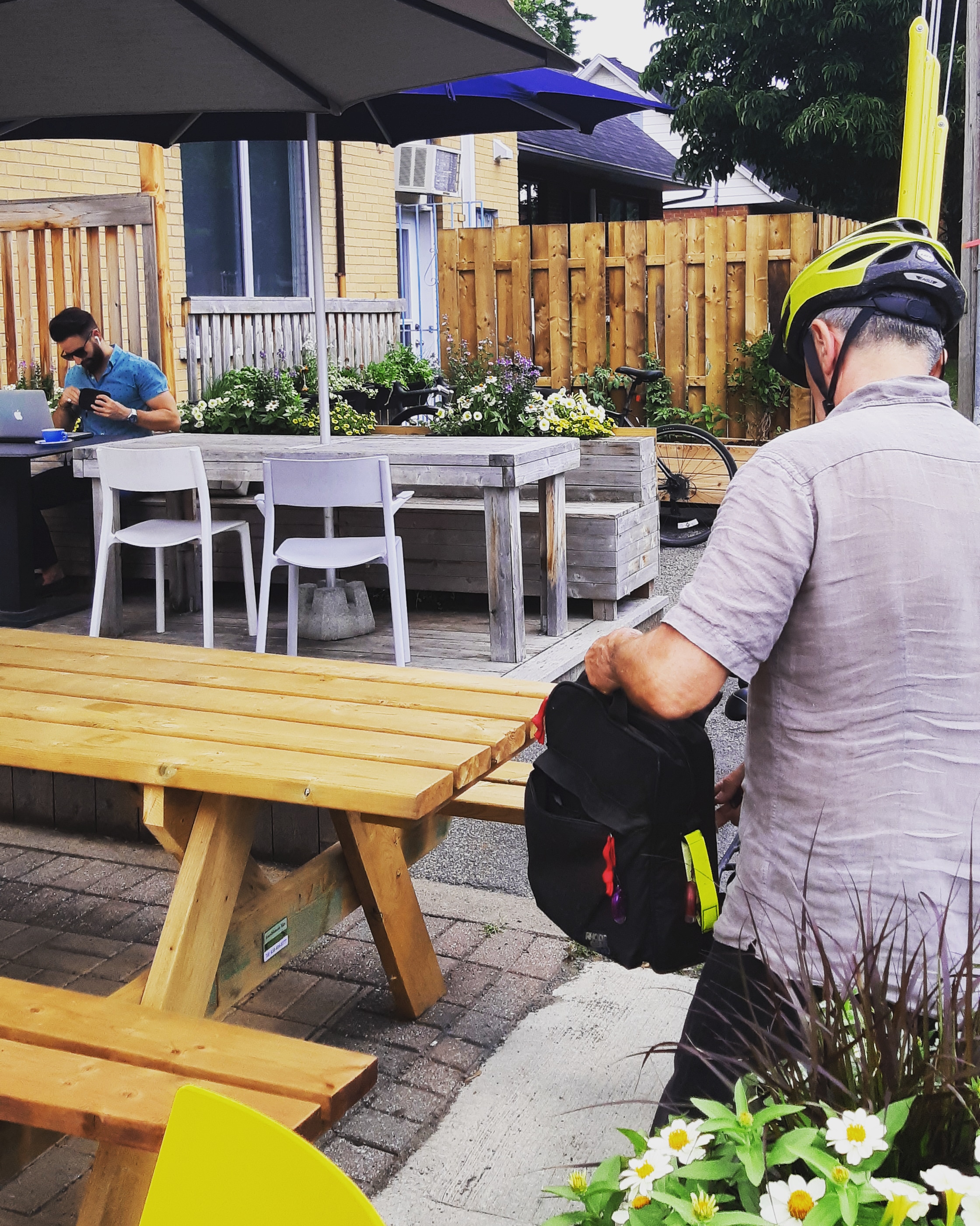 Le Brûloir est le nouveau café d'Ahunstic avec une super terrasse qu'il faut visiter!