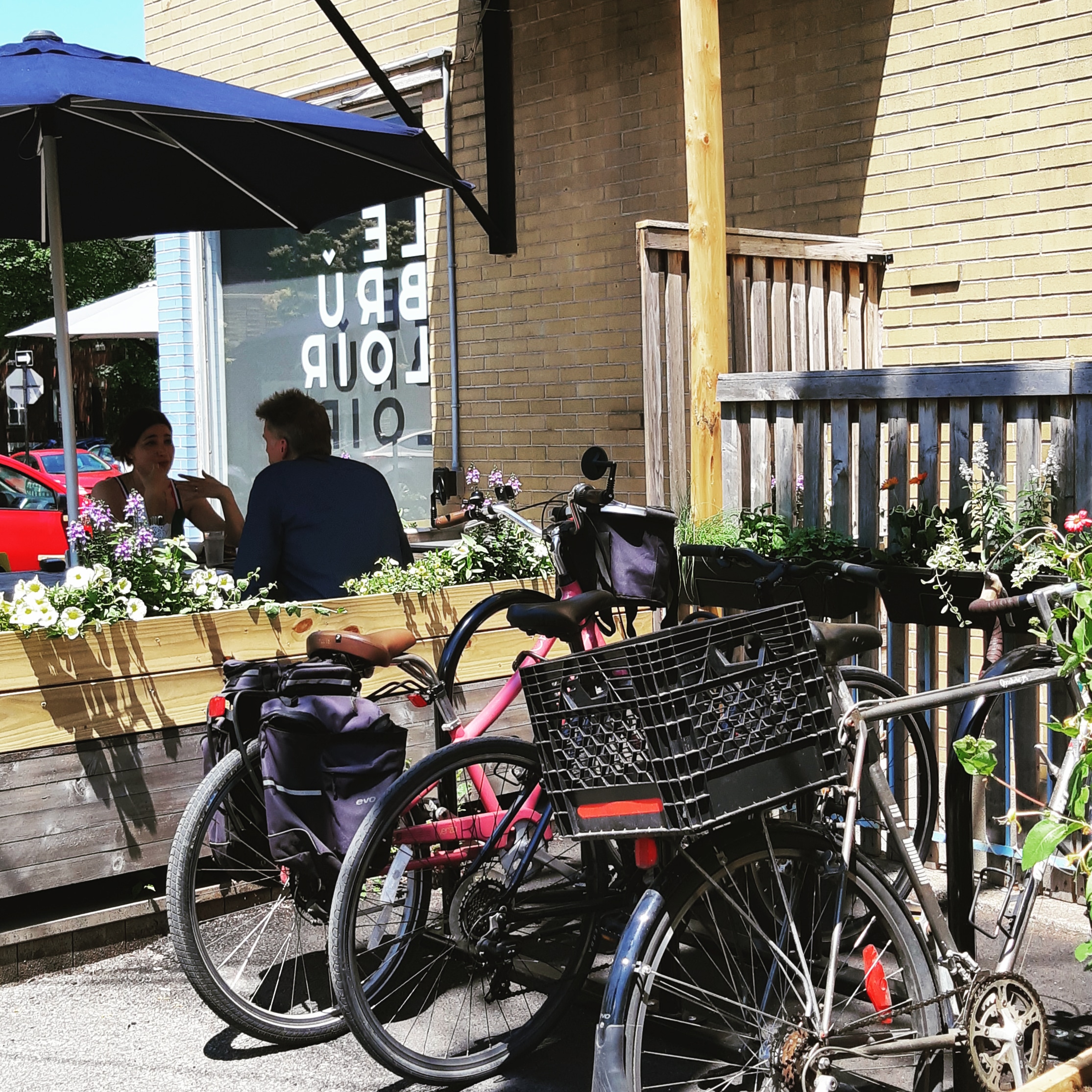 Le Brûloir est le nouveau café d'Ahunstic avec une super terrasse qu'il faut visiter!