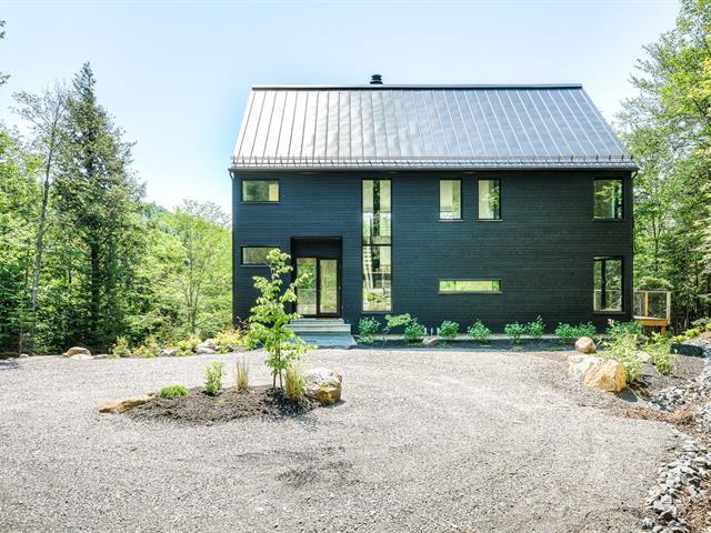 Procurez-vous ce chalet flambant neuf sur le bord de l'eau pour 1 365 000 $ (PHOTOS)