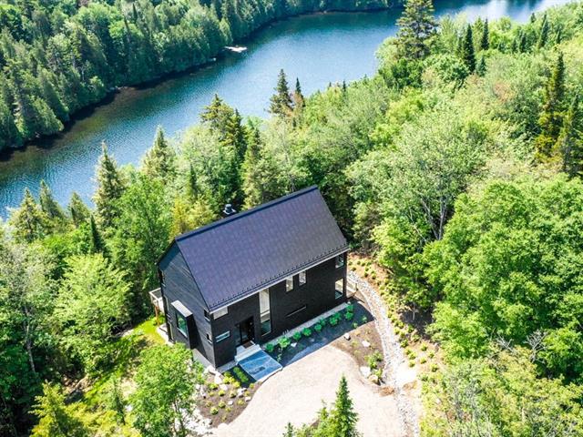 Procurez-vous ce chalet flambant neuf sur le bord de l'eau pour 1 365 000 $ (PHOTOS)