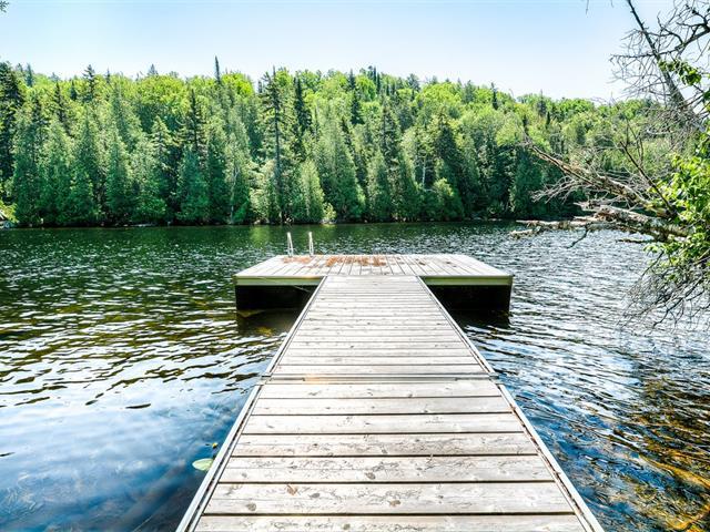 Procurez-vous ce chalet flambant neuf sur le bord de l'eau pour 1 365 000 $ (PHOTOS)