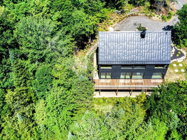 Procurez-vous ce chalet flambant neuf sur le bord de l'eau pour 1 365 000 $ (PHOTOS)