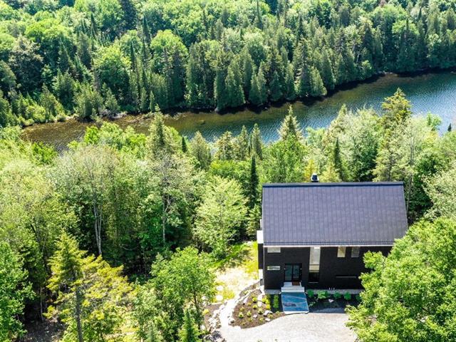 Procurez-vous ce chalet flambant neuf sur le bord de l'eau pour 1 365 000 $ (PHOTOS)