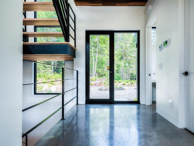 Procurez-vous ce chalet flambant neuf sur le bord de l'eau pour 1 365 000 $ (PHOTOS)