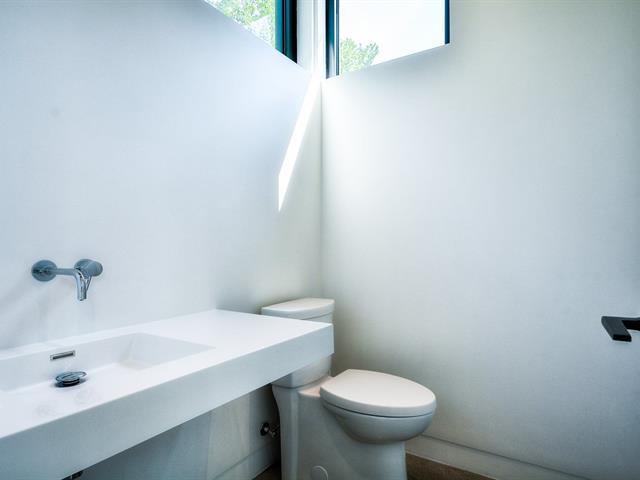 Procurez-vous ce chalet flambant neuf sur le bord de l'eau pour 1 365 000 $ (PHOTOS)