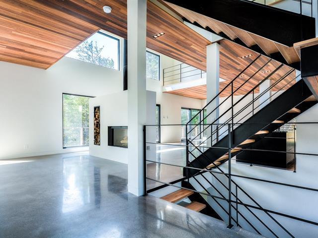 Procurez-vous ce chalet flambant neuf sur le bord de l'eau pour 1 365 000 $ (PHOTOS)