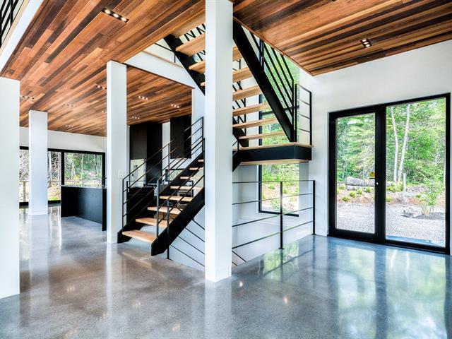 Procurez-vous ce chalet flambant neuf sur le bord de l'eau pour 1 365 000 $ (PHOTOS)