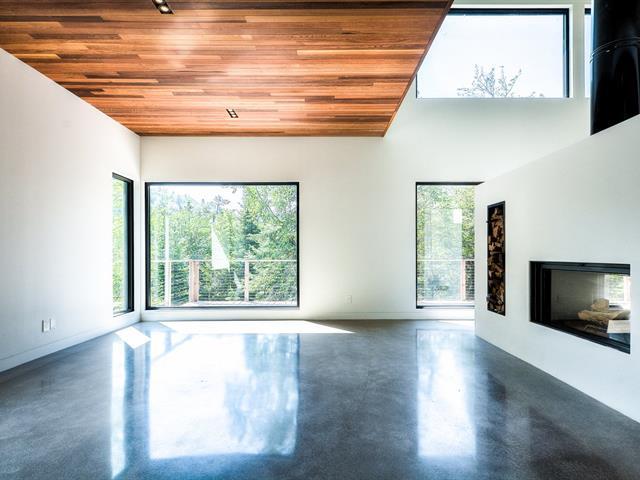 Procurez-vous ce chalet flambant neuf sur le bord de l'eau pour 1 365 000 $ (PHOTOS)