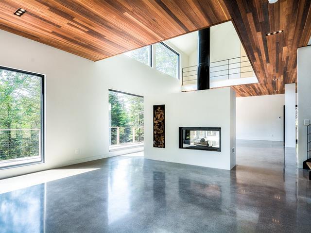 Procurez-vous ce chalet flambant neuf sur le bord de l'eau pour 1 365 000 $ (PHOTOS)