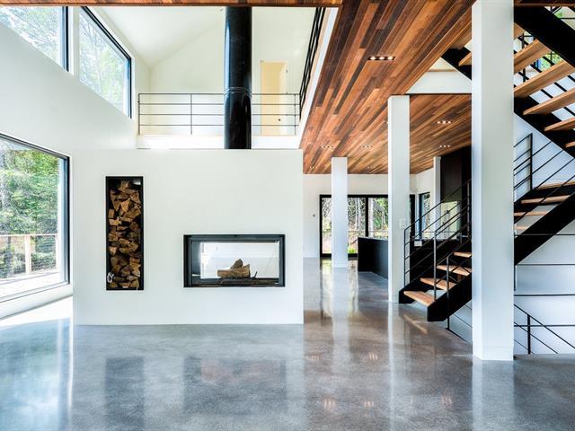 Procurez-vous ce chalet flambant neuf sur le bord de l'eau pour 1 365 000 $ (PHOTOS)