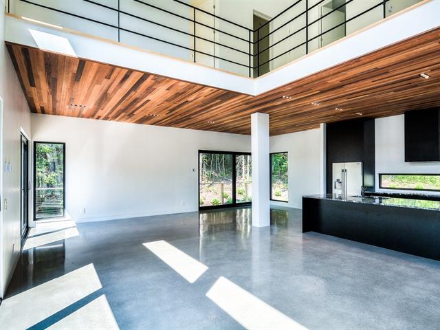 Procurez-vous ce chalet flambant neuf sur le bord de l'eau pour 1 365 000 $ (PHOTOS)