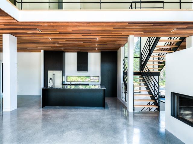 Procurez-vous ce chalet flambant neuf sur le bord de l'eau pour 1 365 000 $ (PHOTOS)