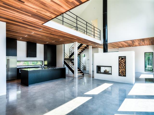 Procurez-vous ce chalet flambant neuf sur le bord de l'eau pour 1 365 000 $ (PHOTOS)