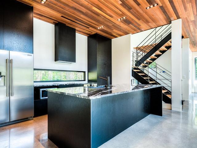 Procurez-vous ce chalet flambant neuf sur le bord de l'eau pour 1 365 000 $ (PHOTOS)