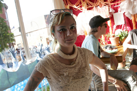 Smile Stealers: vernissage au café Le Cagibi