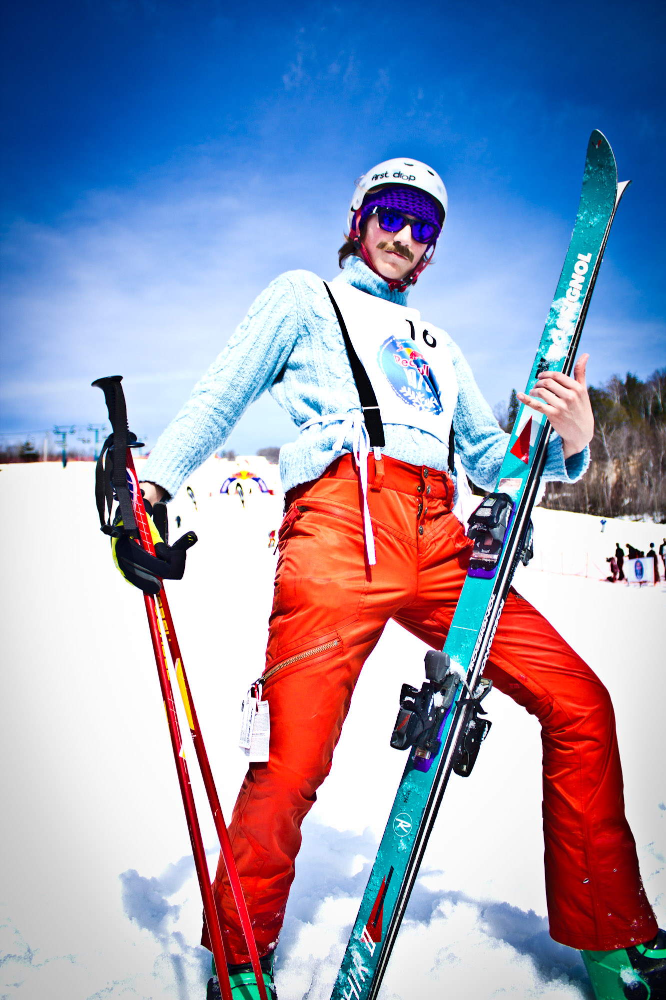 Red Bull 1976: compétition de ski fluo au Mont-Tremblant