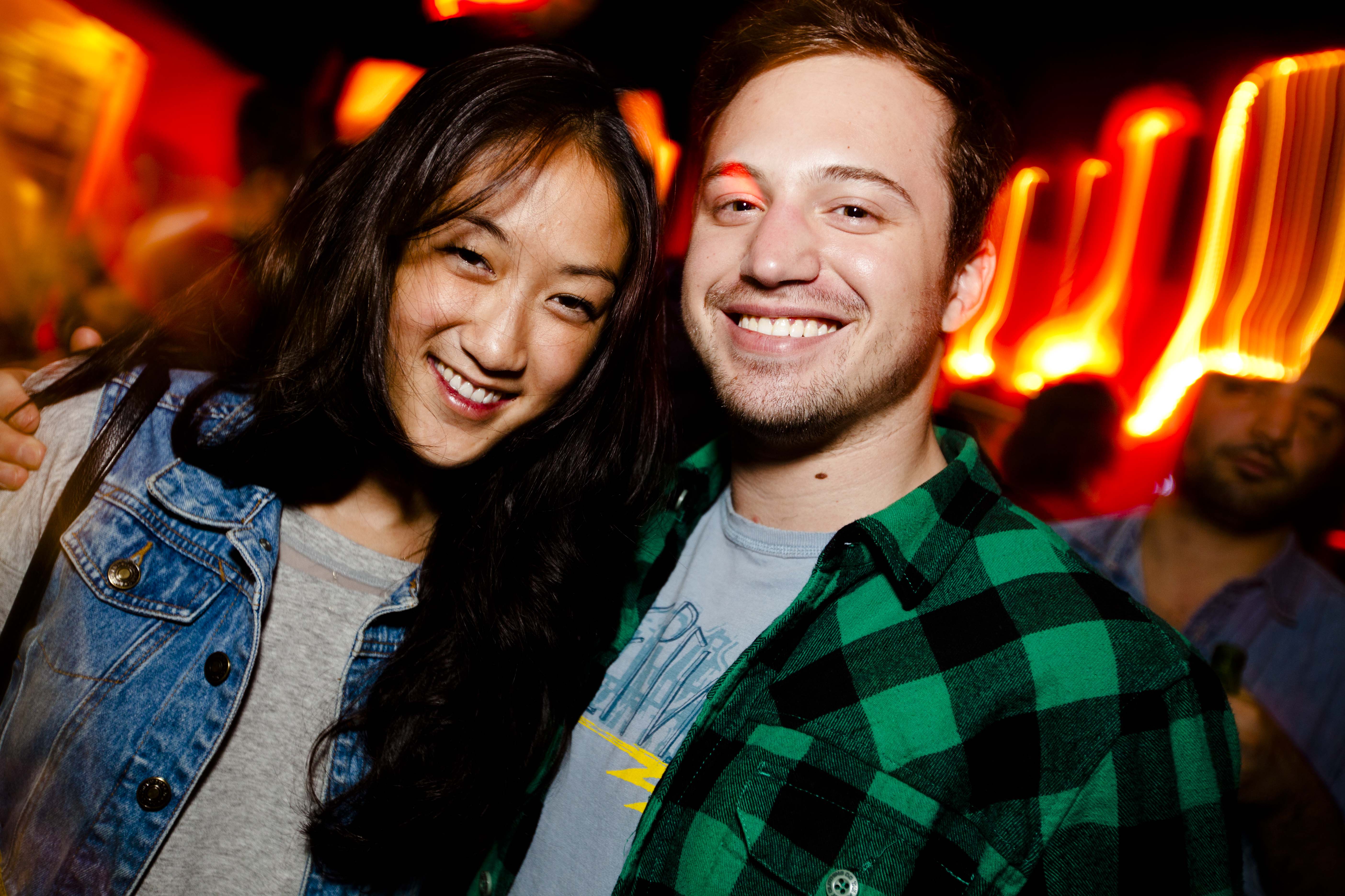 Festival de chemises à carreaux au spectacle de Neon Indian