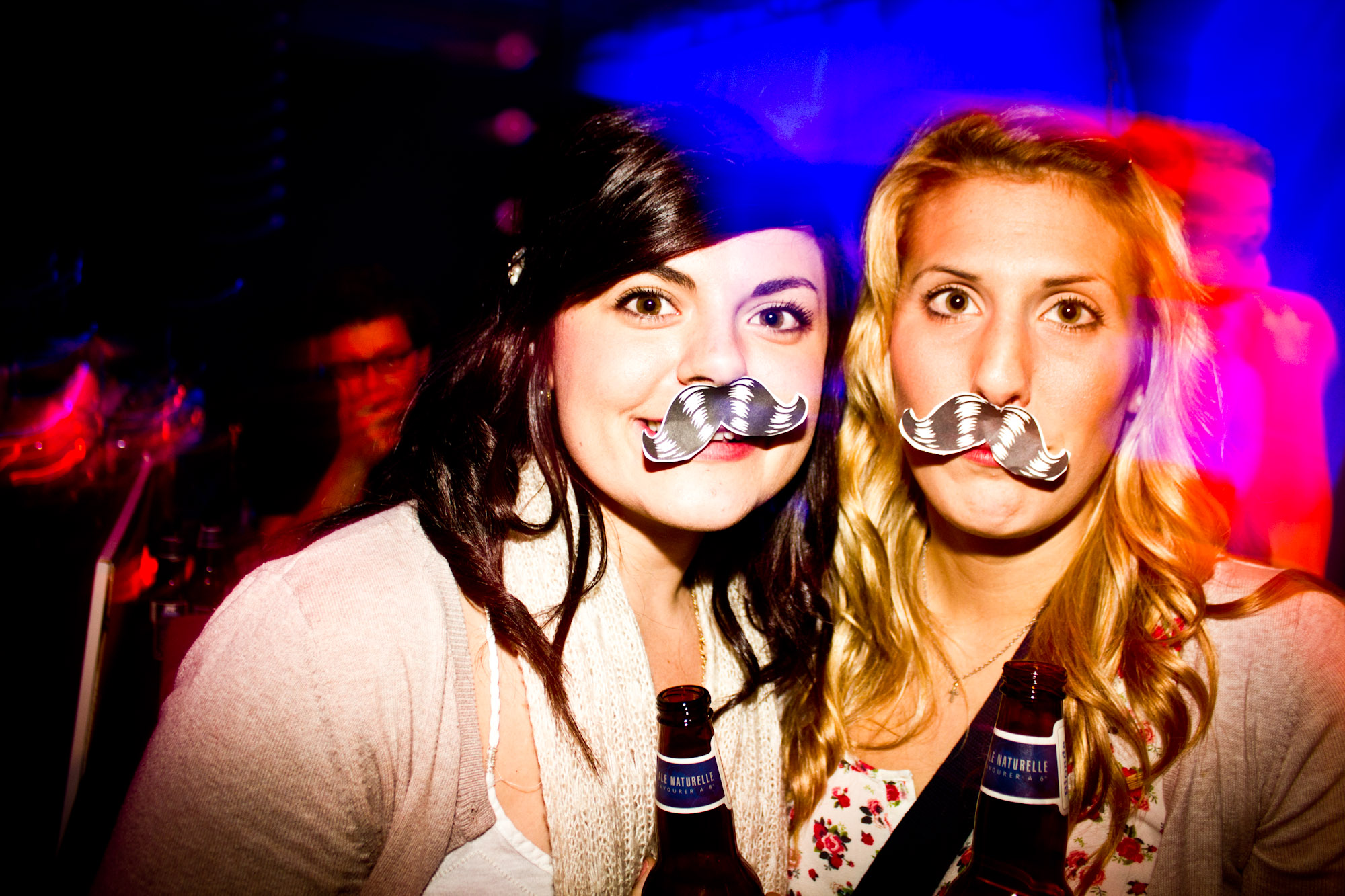 GIRL Party II: faux pool party dans une mer de moustaches