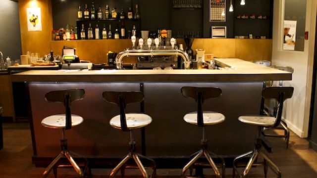 Arrêt de bus: un café-bistro veut rendre l’art plus accessible dans l’Est
