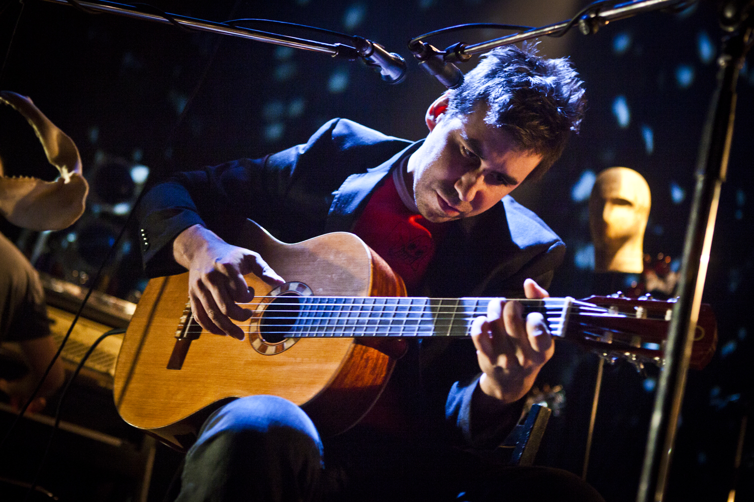 Lancement Julien Sagot: artistes et curieux applaudissent le musicien de Karkwa