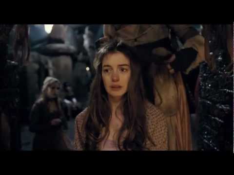 Anne Hathaway, les cheveux rasés, chante presque aussi bien que Susan Boyle dans Les Misérables