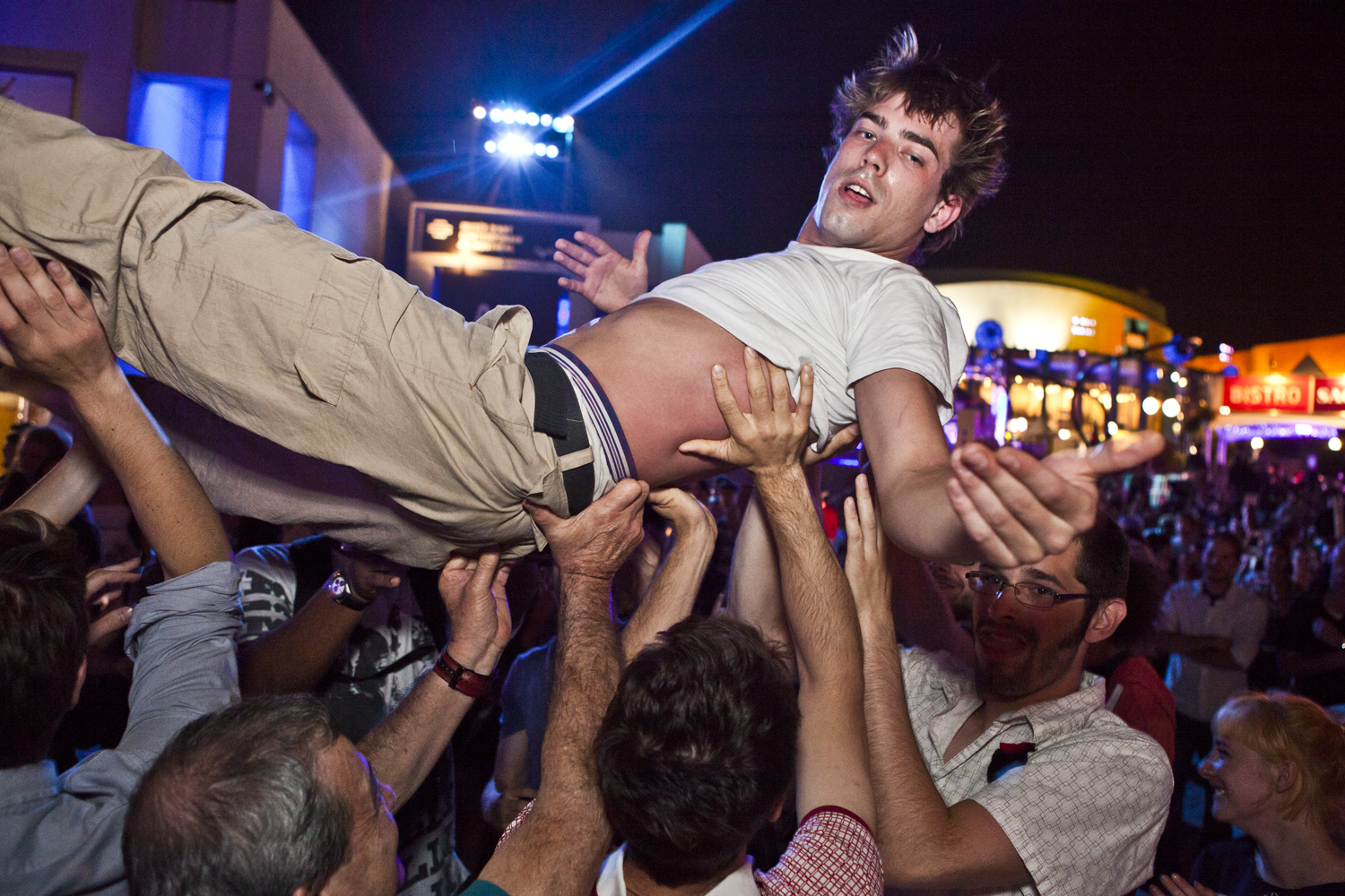 Canailles a défié les lois et a célébré un bal masqué dimanche soir aux Francos