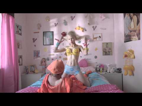 Nos weirdos préférés Die Antwoord nous offrent un autre clip trash à souhait