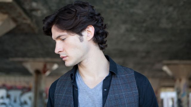 Le comédien Éric Bruneau te dévoile ses 5 endroits sacrés: où virer une brosse et où t'en remettre