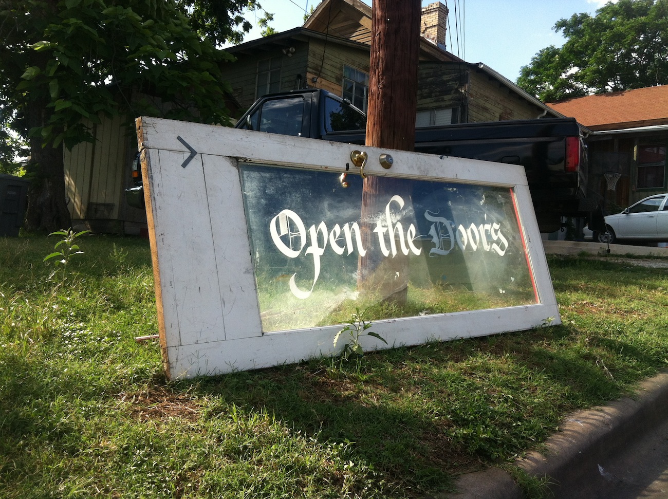 Le collectif de calligraphes Garbage Beauty appose sa griffe stylisée sur les déchets de la ville