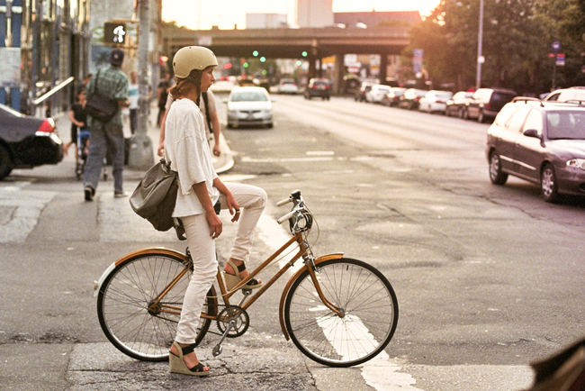 Les coiffes estivales parfaites pour faire du vélo!