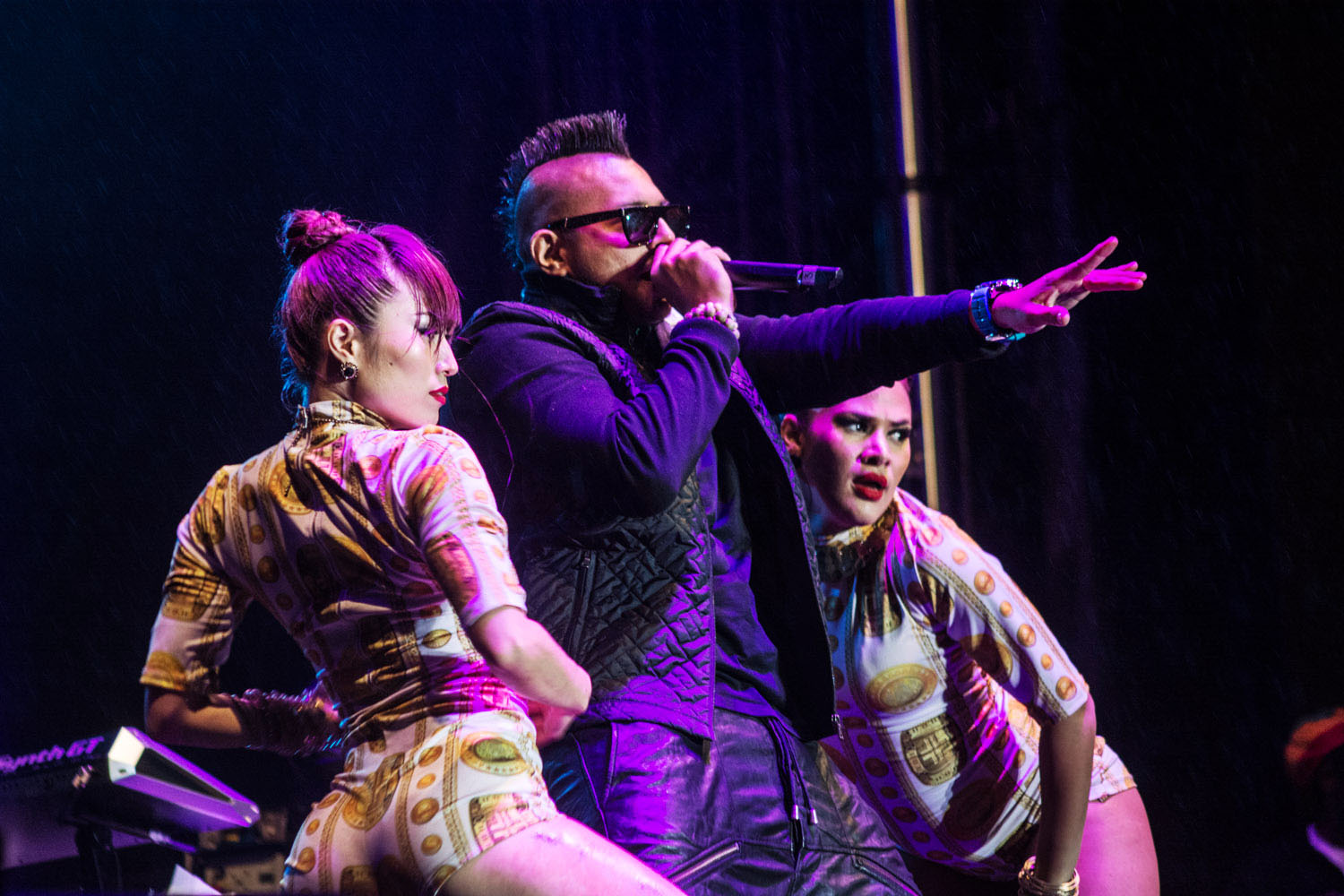 On se réchauffe sous la pluie au rythme du Festival International de Reggae!