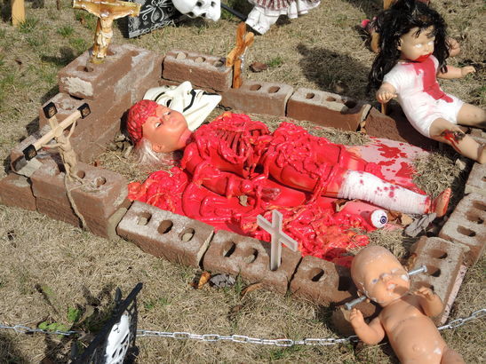 Un dude décore son terrain pour l'Halloween avec plein de poupées mutilées pis les matantes capotent