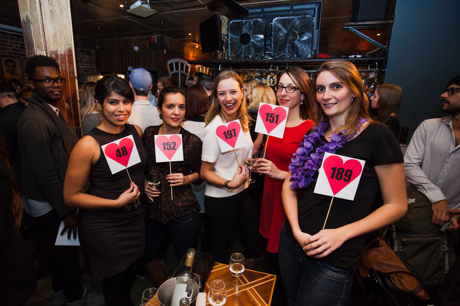 20 célibataires vendus aux enchères pour une bonne cause!