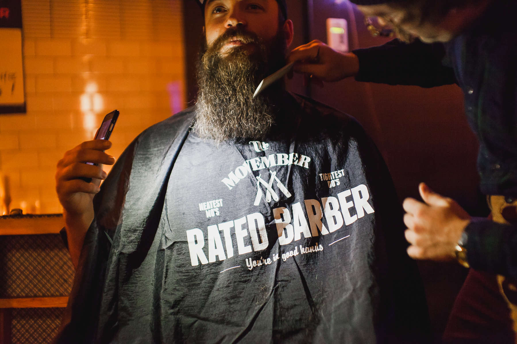 Ton Barbier célèbre le Movember au Mme Lee lors d'un 5@7 tout en poils!