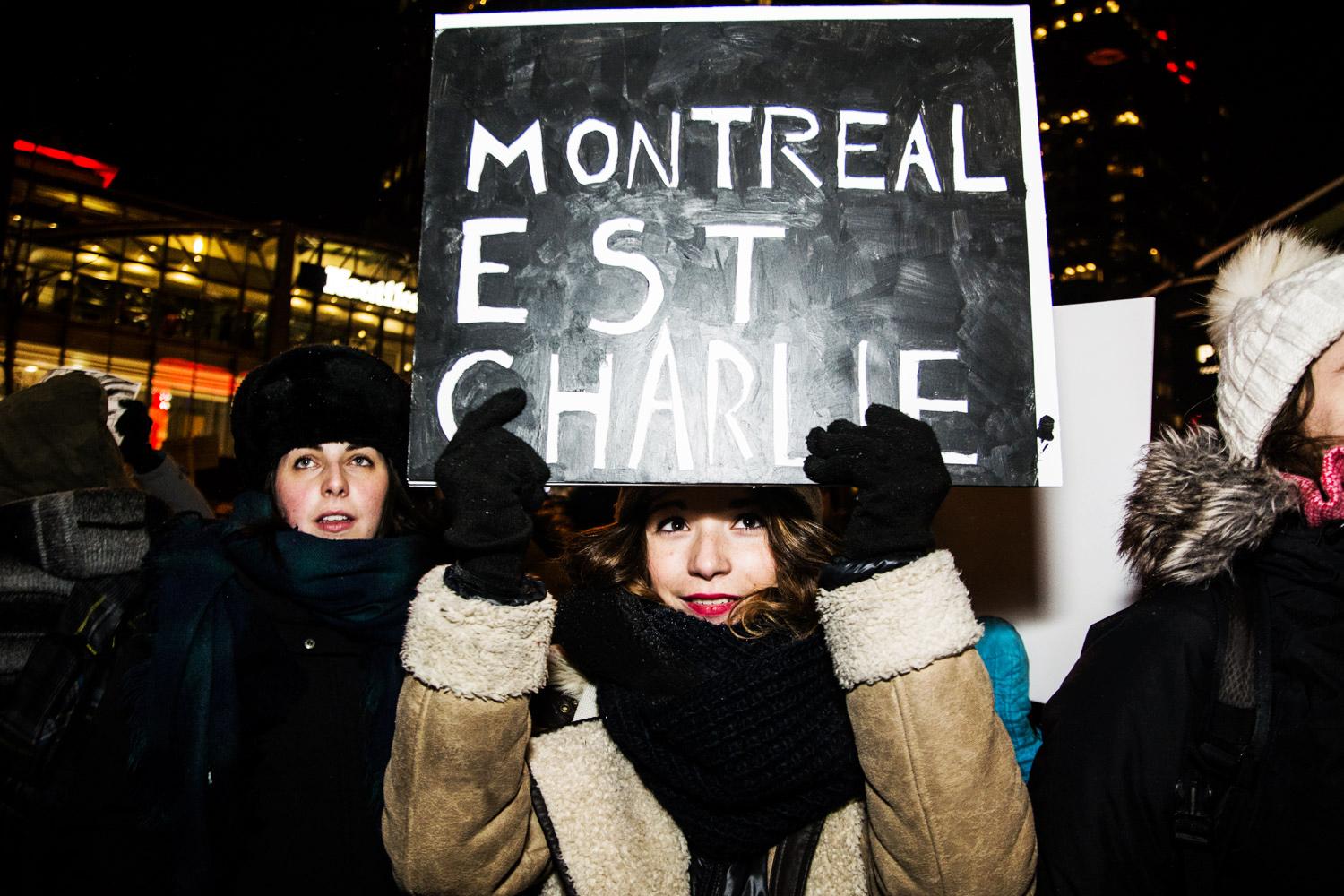 Montréal brave le froid glacial pour rendre hommage aux victimes de Charlie Hebdo