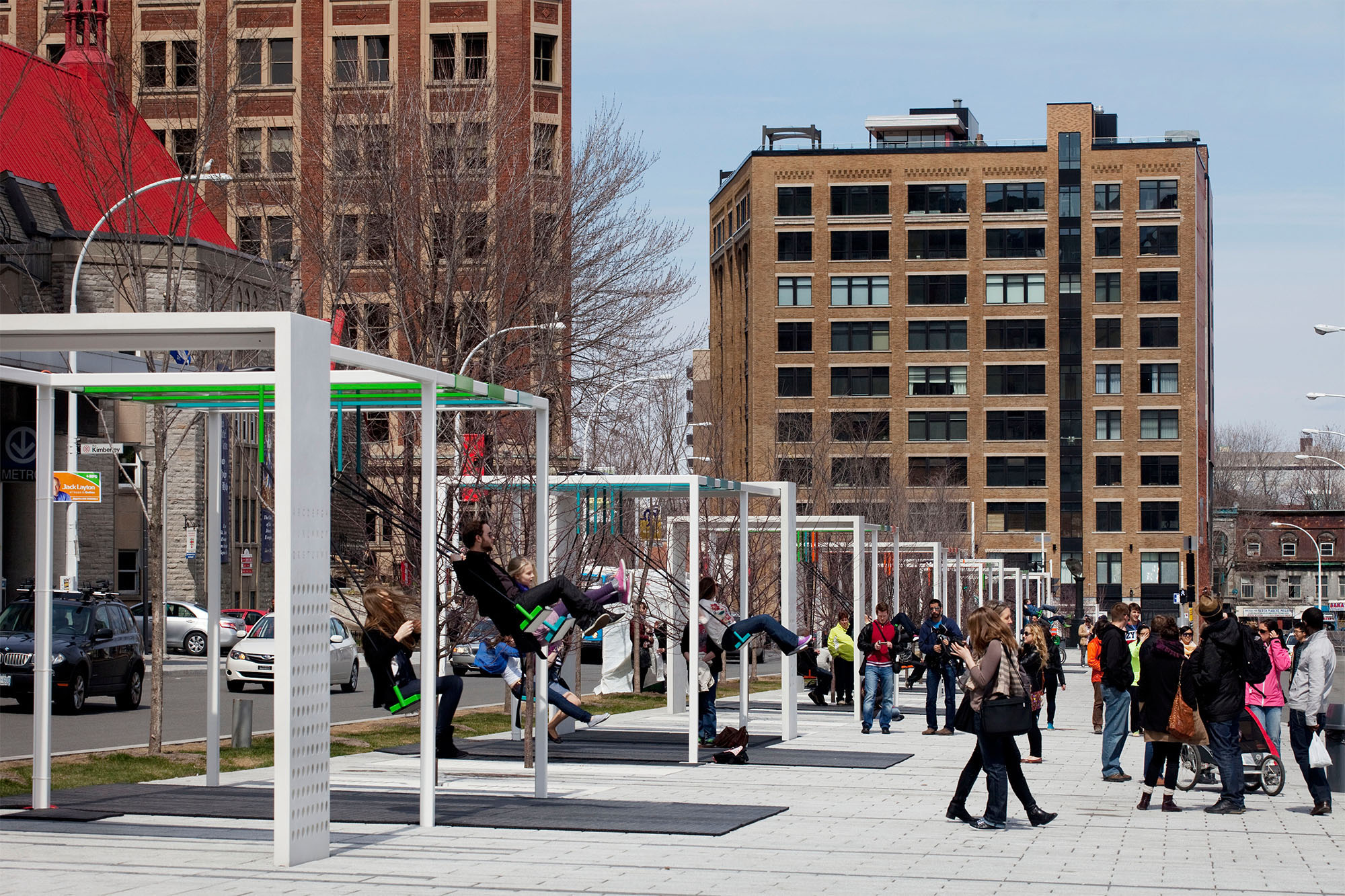 ​21 Balançoires dans le Quartier des spectacles: deux fois plutôt qu’une cette année !